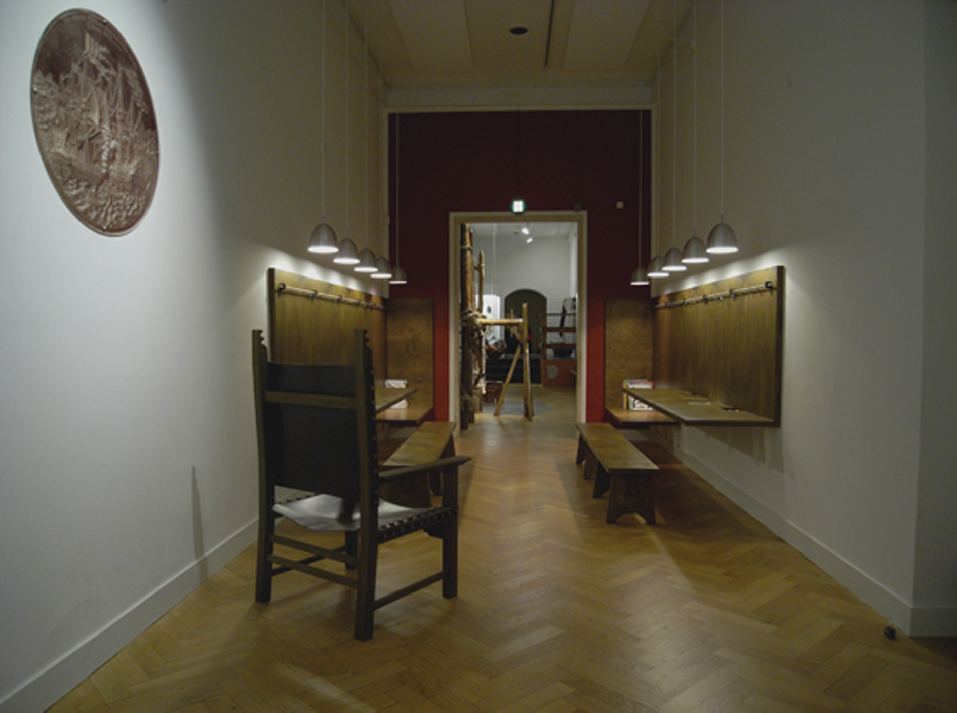 Læsehjørnet med borde og bænke. Stolen er lavet med indtryk fra stol på Kunstindstrimuseets samling. Renæssancen Børnenes Museum, Nationalmuseet. 2010