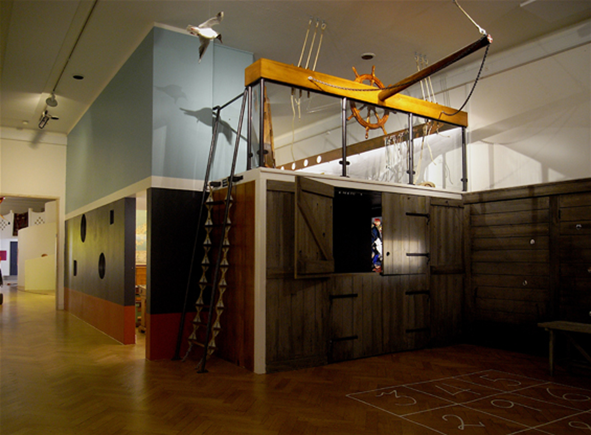 Skib og stævn over baggårdens teaterskur. Børnenes Museum, Nationalmuseet. 2010