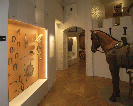 Originale genstande i montre og hest. Middelalderen Børnenes Museum, Nationalmuseet. 2010