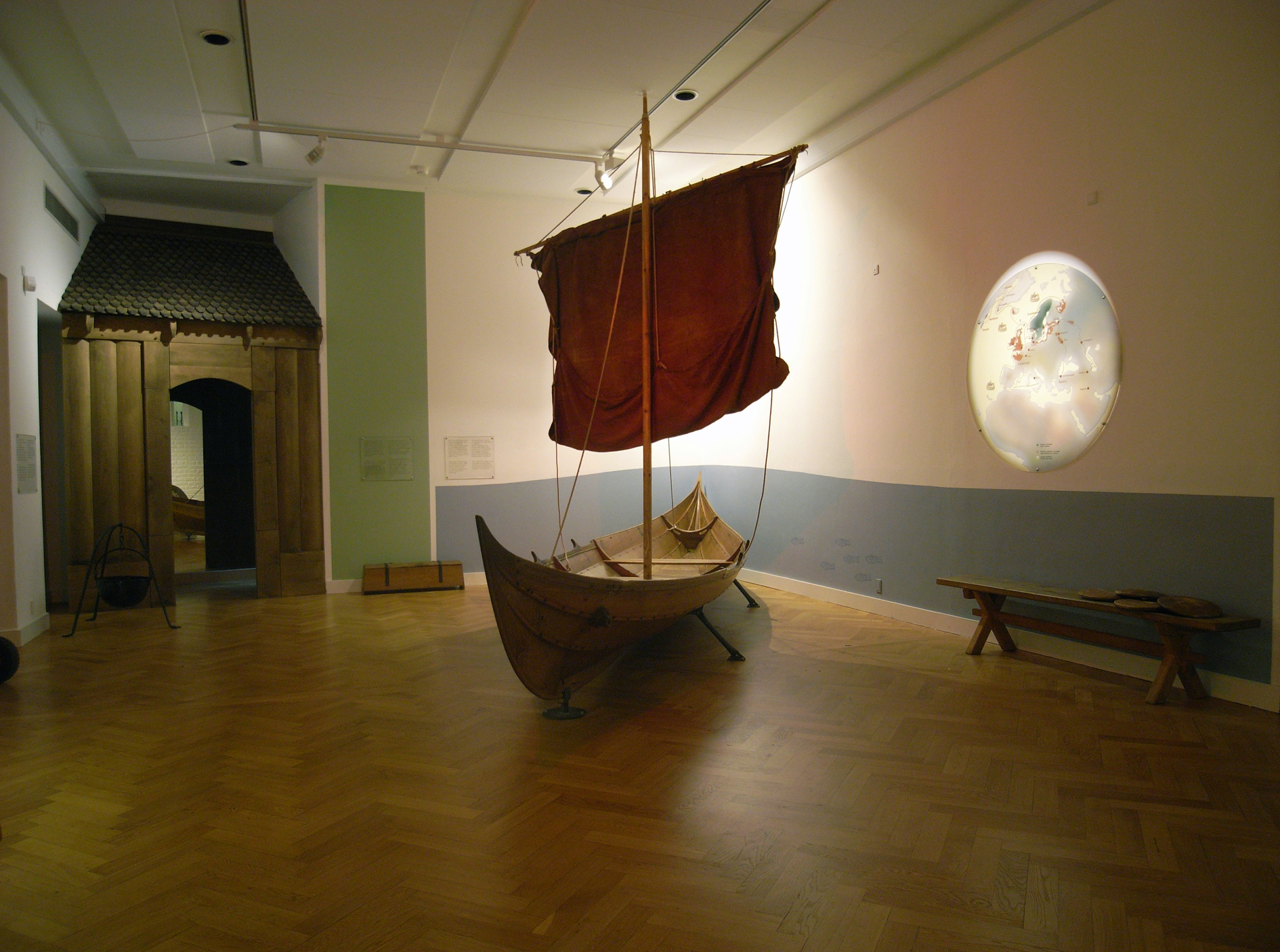 Oprindelig bådopstilling. ny indgang til kongsborgen. farvesætning og skiltning . Middelalderen Børnenes Museum, Nationalmuseet. 2010