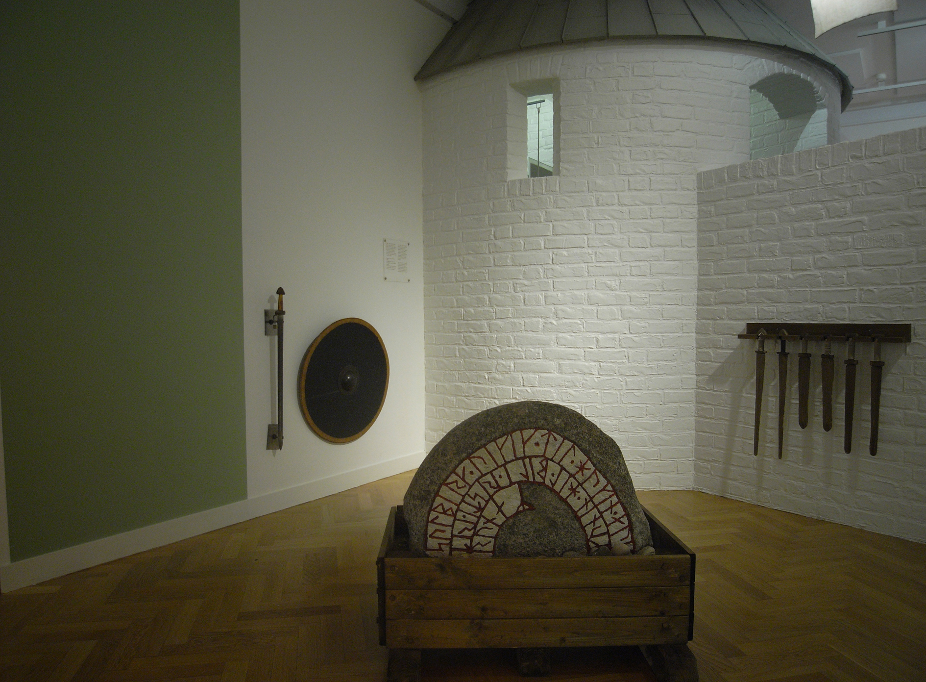 Vikingetiden mødes med Middelalderen i et rum hvor der er  plads til at slås med træsværd. Børnenes Museum 2010