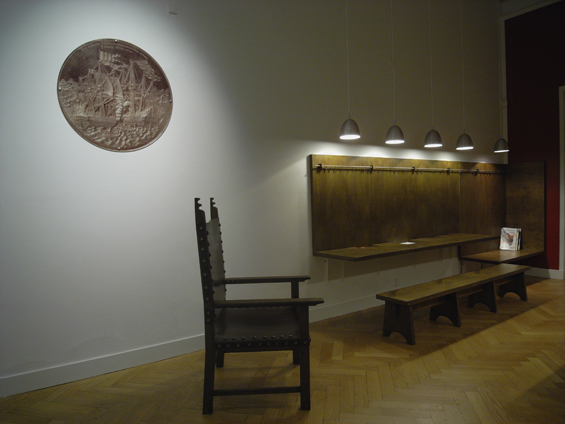 Læsehjørnet med borde og bænke. Stolen er lavet med indtryk fra stol på Kunstindstrimuseets samling. Renæssancen Børnenes Museum, Nationalmuseet. 2010
